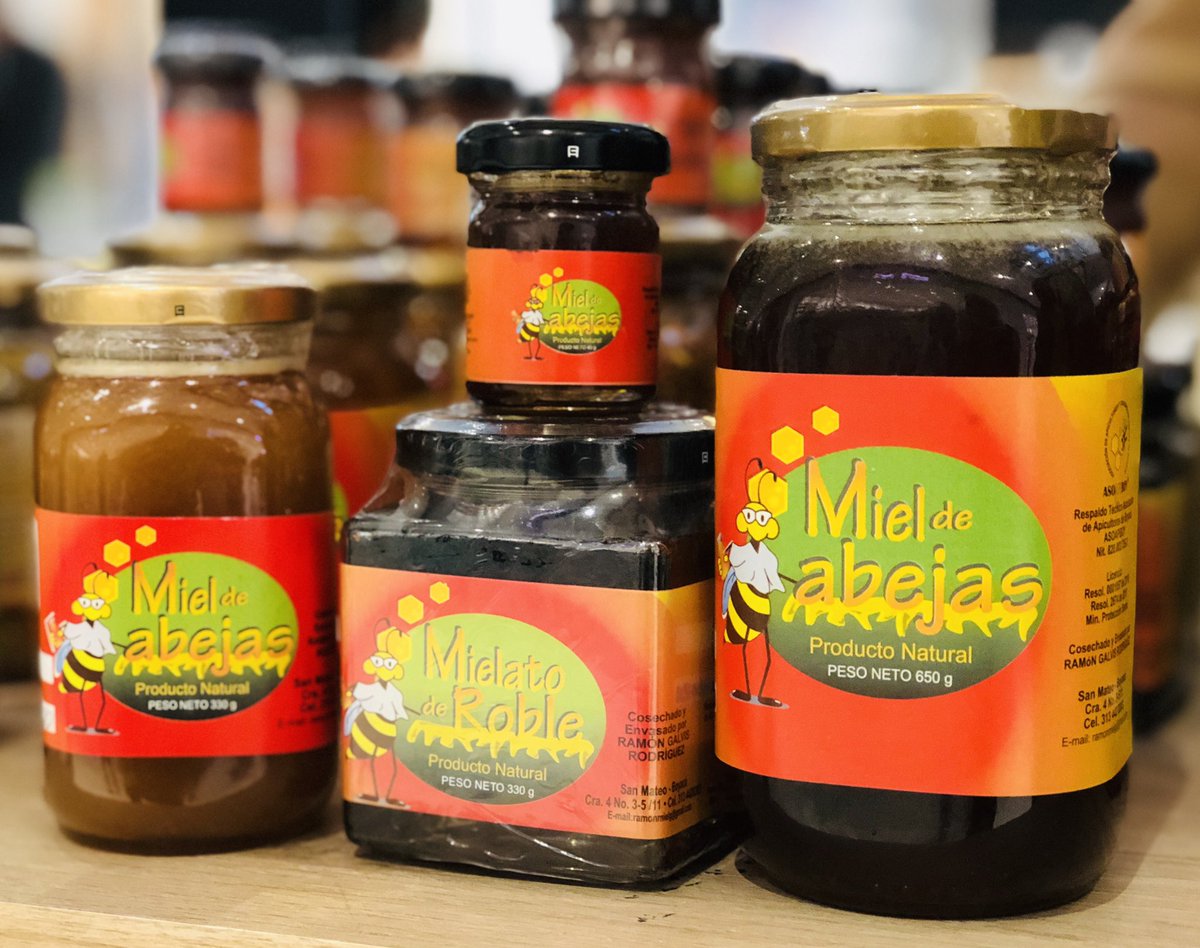 Soy_Boyaca's tweet photo. ¿Conoces el #MielatoDeRoble? Producto apicola que solo se consigue en el corredor andino del roble y es producido de la sabia del árbol convirtiéndose en un producto con bondades especiales por sus vitaminas y minerales
Encuéntralo en nuestra #FeriaSoyBoyacáFIC2019
#Asoapiboy 🐝 https://t.co/Q7DVMJJw2n