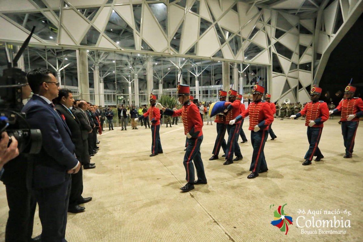 Para empezar el gran #DesfileBicentenarioColombia, un honor de parte de héroes de nuestro <a href="/COL_EJERCITO/">Ejército Nacional de Colombia</a> a la bandera colombiana.

¡#AquíNacióColombia, y aquí lo celebramos!