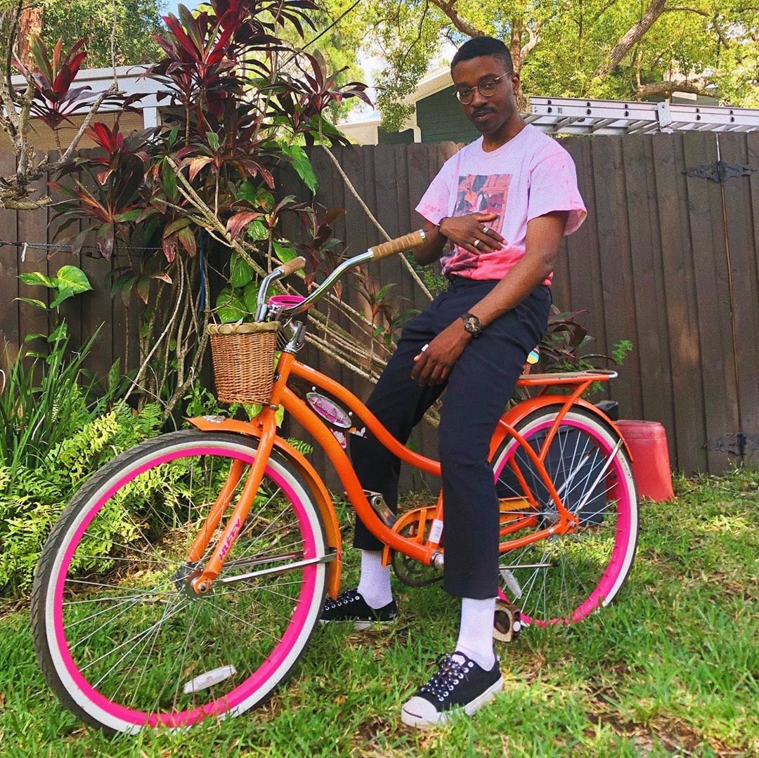 RootsFloating's tweet photo. SEB is just that laid back artsy dude whose likable vibe pervades his sound and leaves you nodding your head and smiling on the inside 😂 peep his track "I'm All Yours" in the link below! https://t.co/8yxrkxVIyo #newartist #newmusic https://t.co/AtNVJ05auE