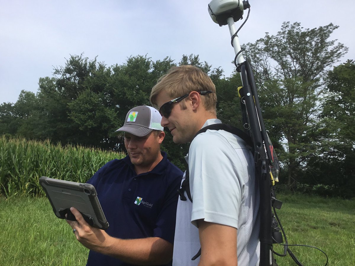 AlisonHartstack's tweet image. Teamwork makes the dream work! Utilizing Climate’s Map Anything Software to record plot entries. Prep for #Harvest19 ⁦@agold_brandon⁩ ⁦@AgriGoldMOIA⁩