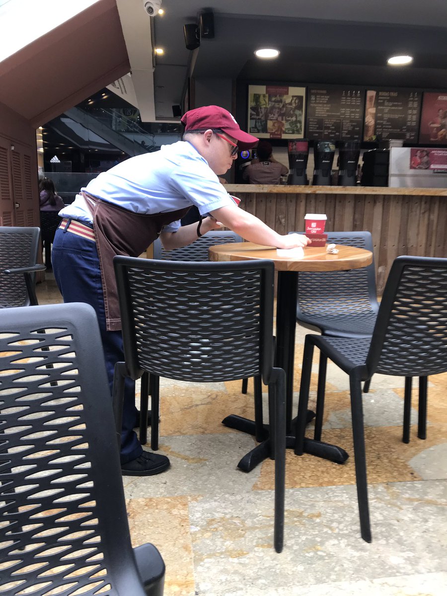 DanielRdgz1508's tweet photo. Me atendió este chico en Juan Valdez de Unicentro, tiene Sindrome de down y está laborando. 

Que bueno ver este maravilloso ejemplo. 😎♥️🙏🏻 https://t.co/EjXcf9u1Du