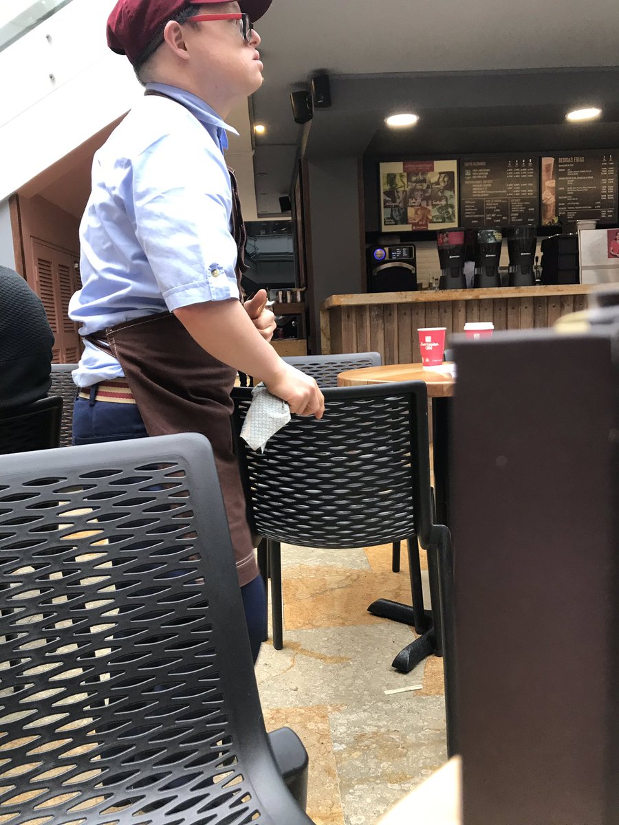DanielRdgz1508's tweet photo. Me atendió este chico en Juan Valdez de Unicentro, tiene Sindrome de down y está laborando. 

Que bueno ver este maravilloso ejemplo. 😎♥️🙏🏻 https://t.co/EjXcf9u1Du