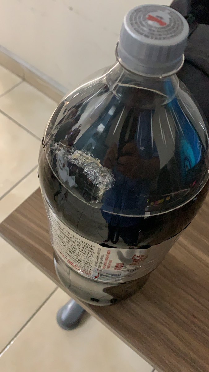 ArturoAm's tweet photo. @CocaCola @CocaColaCo donde esta el control del calidad? Es peligro para los consumidores MUCHO OJO https://t.co/9z7ztWNJhy