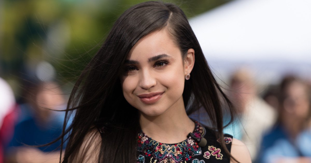 brooklinnhites's tweet photo. Guys. I love Sofia Carson. like really. I do. She's beautiful. https://t.co/CfDwwQbwq8