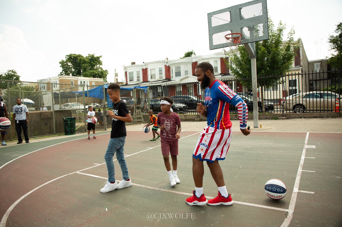 3ArtisDarnell's tweet photo. Gave away 50 basketballs at #WeNotMeCommunityDay ( @wenotme__ ) it was truly the highlight of my day seeing so many smiles on the faces of these boys and girls! The Community Day was a huge success for year 2 and we will keep it going for years to come🖤 https://t.co/efi32r0tPS