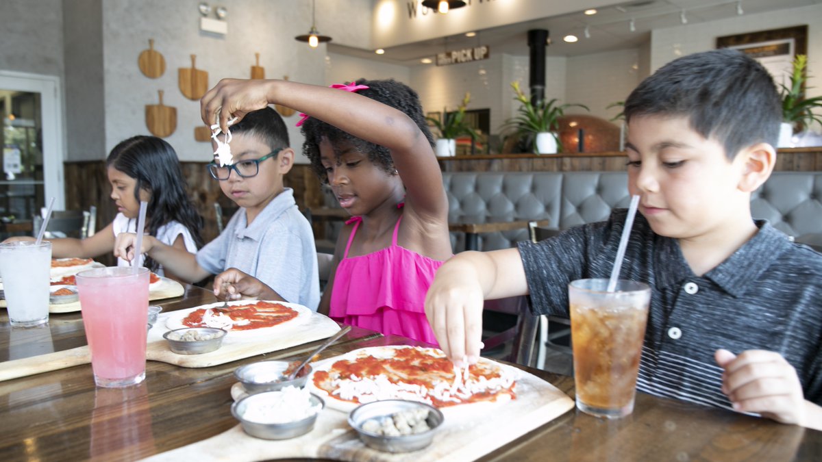 woodgrainpizza's tweet photo. Bring the kids to WoodGrain where they can create their own 1 topping pizza for just $5.99! They build it, we bake it in our #woodfiredoven, and in less than 2 minutes, it's time to eat! 🍕😋 #kidspizza #makeandbake #dinnerisdone https://t.co/aPiEcgd81T