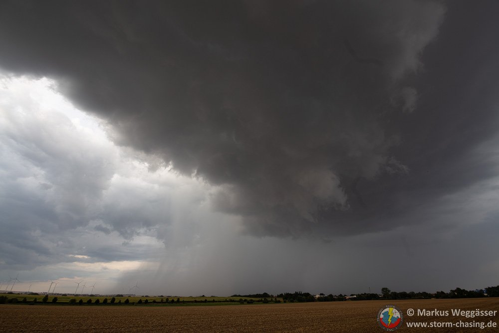 markus_tsc's tweet photo. 05.08.2019: low-topped #Superzelle zog von #Kassel bis #Triptis. Bilder 1+2 #Behringen, 3 #Warza, 4 #Kirchheim. Beständige #Rotation mit #Wallcloud-Versuchen. Staub auf Bild 2 von Mädreschern. #supercell #wetter #gewitter @stormchaserth @Kachelmannwettr @uwz @DWD_presse https://t.co/jG5W1dKSsp