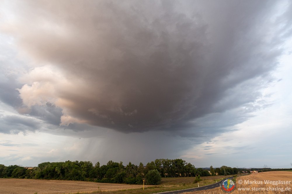 markus_tsc's tweet photo. 05.08.2019: low-topped #Superzelle zog von #Kassel bis #Triptis. Bilder 1+2 #Behringen, 3 #Warza, 4 #Kirchheim. Beständige #Rotation mit #Wallcloud-Versuchen. Staub auf Bild 2 von Mädreschern. #supercell #wetter #gewitter @stormchaserth @Kachelmannwettr @uwz @DWD_presse https://t.co/jG5W1dKSsp