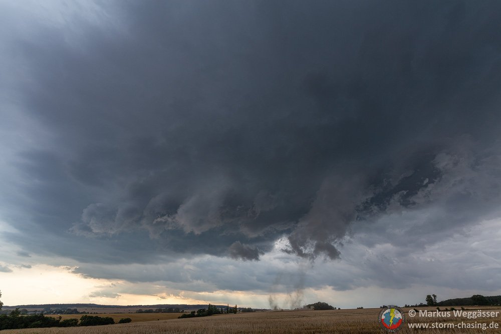 markus_tsc's tweet photo. 05.08.2019: low-topped #Superzelle zog von #Kassel bis #Triptis. Bilder 1+2 #Behringen, 3 #Warza, 4 #Kirchheim. Beständige #Rotation mit #Wallcloud-Versuchen. Staub auf Bild 2 von Mädreschern. #supercell #wetter #gewitter @stormchaserth @Kachelmannwettr @uwz @DWD_presse https://t.co/jG5W1dKSsp