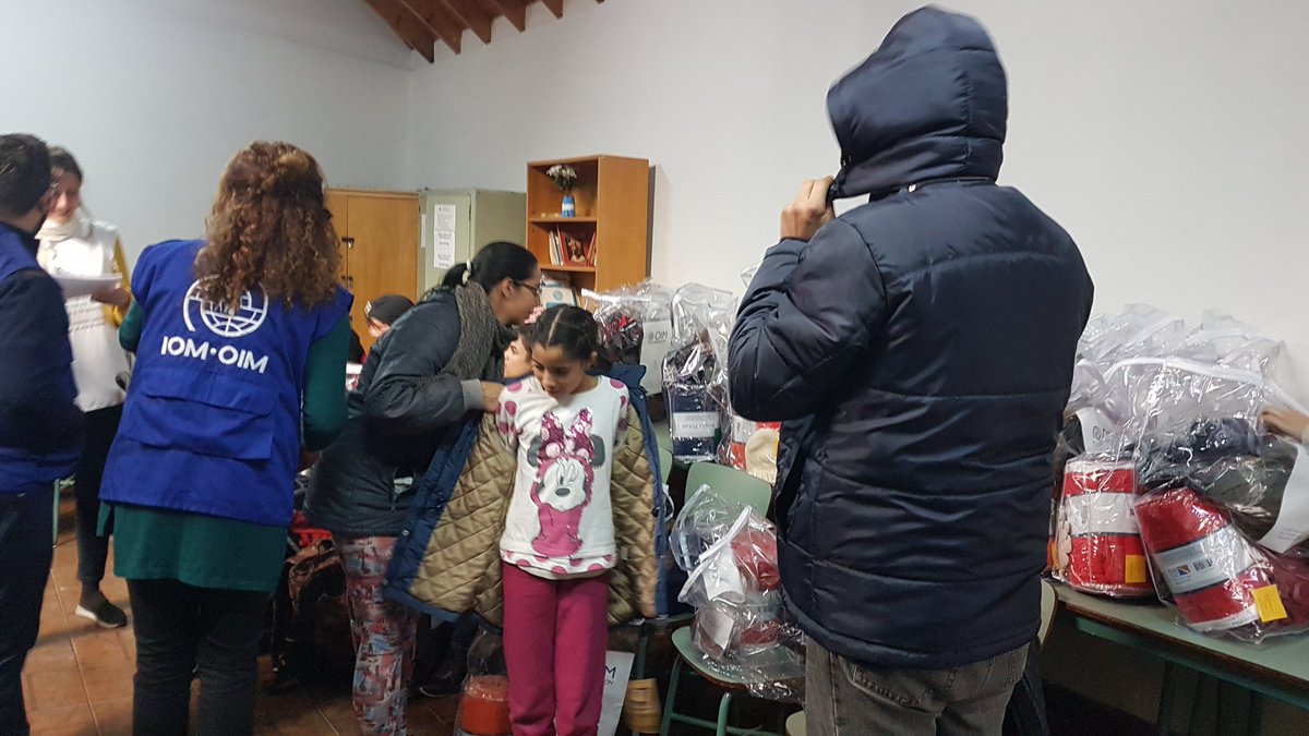 OIM_Argentina's tweet photo. #Hoy seguimos entregando kits de abrigo con camperas, guantes y gorros a familias #venezolanas residentes en #CABA junto a la Comisión Episcopal de la Pastoral de Migrantes e Itinerantes, con financiamiento del @StatePRM. https://t.co/XX7xlE99uT