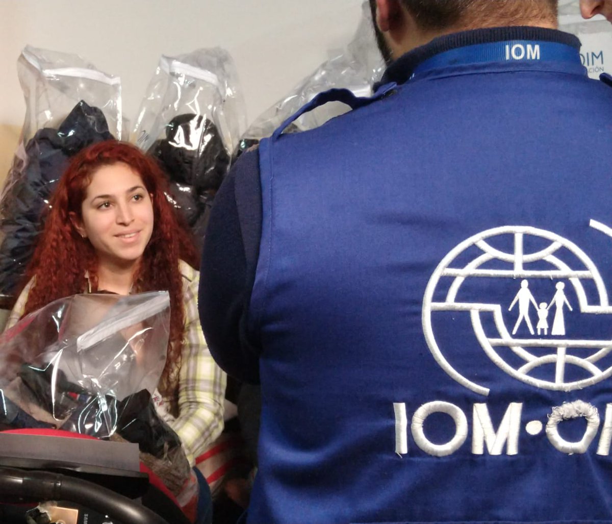 OIM_Argentina's tweet photo. #Hoy seguimos entregando kits de abrigo con camperas, guantes y gorros a familias #venezolanas residentes en #CABA junto a la Comisión Episcopal de la Pastoral de Migrantes e Itinerantes, con financiamiento del @StatePRM. https://t.co/XX7xlE99uT