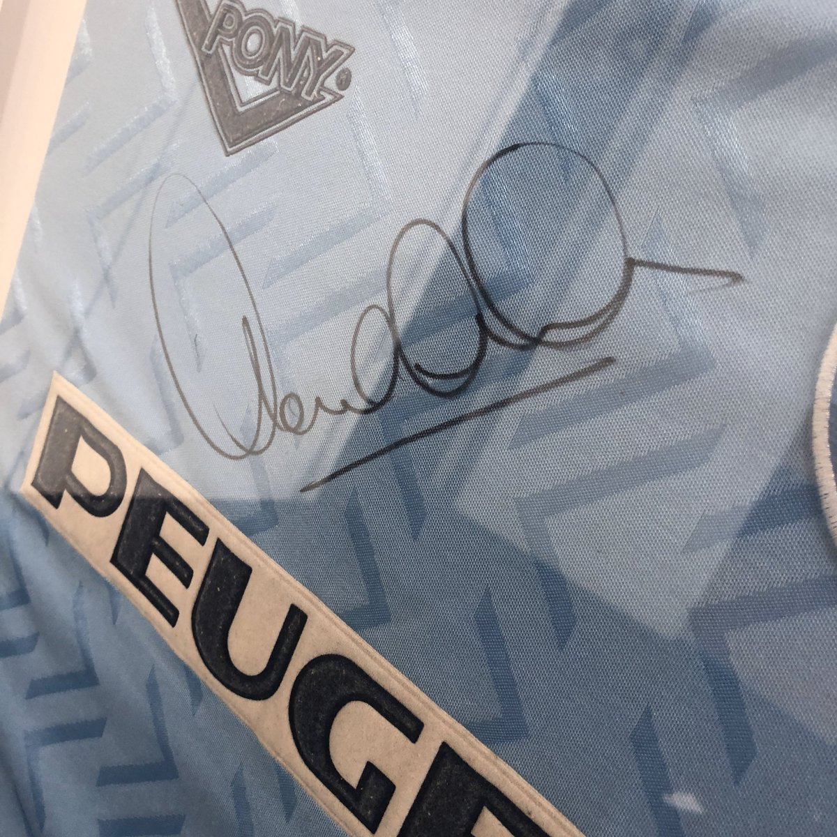KitMenUK's tweet photo. 🛒 FOR SALE 🛒

👕 Framed and mounted Coventry City 1994-1996 shirt - signed by 90s football poster boy @NoelDavidWhelan!

Including signed Noel Whelan Squads card from that season.

#ccfc #skyblues https://t.co/NVrLGr4CuQ
