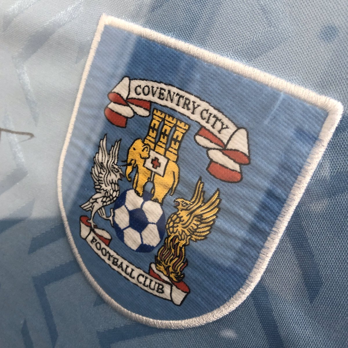 KitMenUK's tweet photo. 🛒 FOR SALE 🛒

👕 Framed and mounted Coventry City 1994-1996 shirt - signed by 90s football poster boy @NoelDavidWhelan!

Including signed Noel Whelan Squads card from that season.

#ccfc #skyblues https://t.co/NVrLGr4CuQ