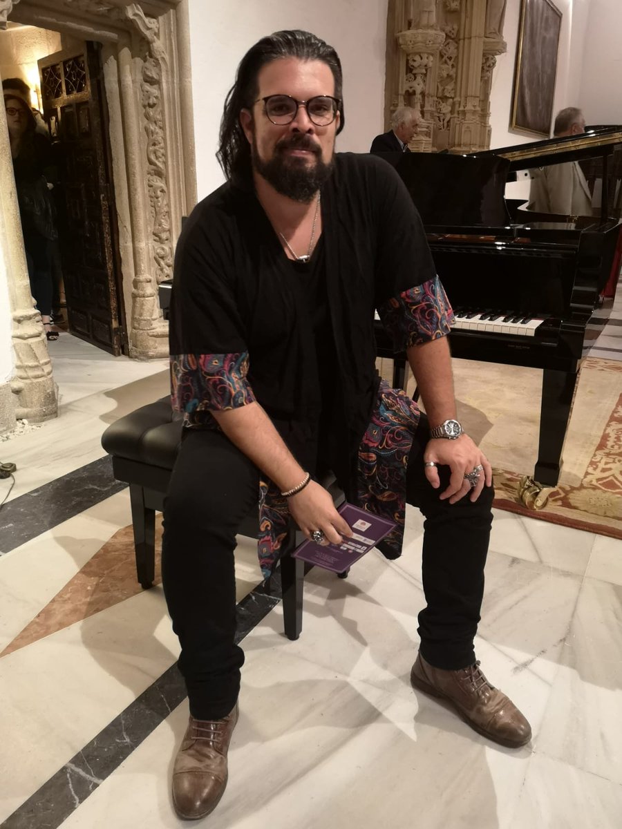 En el Hostal Reyes Católicos después de disfrutar de un maravilloso concierto homenaje a Joaquín Rodrigo en los cursos de Música en Compostela.😊🎼🎶