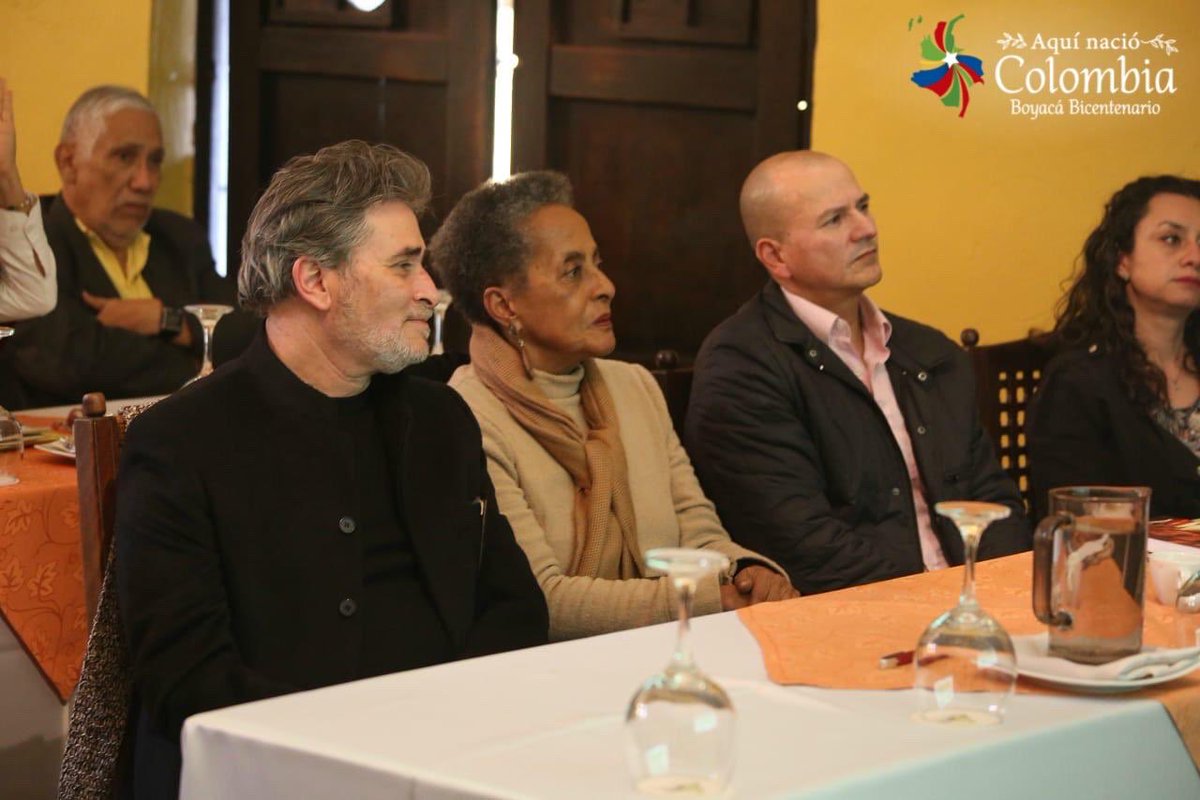 Boyacá es centro de festejos en 🇨🇴 y en los países bolivarianos.

Por eso, grato recibir a la cantante peruana Susana Baca en la Casona de El Salitre, en donde pernoctó Bolívar.

Ella es tejedora de arte desde la multiculturalidad. Ella nos muestra la riqueza de Latinoamérica.