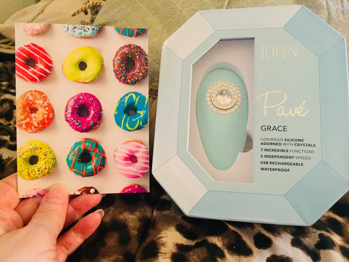 Sarah Phillips 💫✌Wildfireblossoms - 1 pic. Thank you 🙏 so much @Banksie231 ❤️❤️❤️❤️Just got to open your swag pack present and I ❤️it all! Fits great 👍 You’re such a sweetheart ❤️ I can’t wait to play with my new toy too 😉ohhhhh sparkly 😍xoxo🙏#Flirt4Free #CamgirlTakeover #Banksie @flirt4free @flirt4freeGirls https://t.co/qs9xCm2DJr