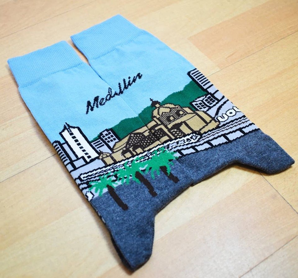 uousocks's tweet image. Medellín se llena de color y tradición🌁🌼🌄⠀
⠀
#uousocks #FeriaDeLasFlores  #Medellin