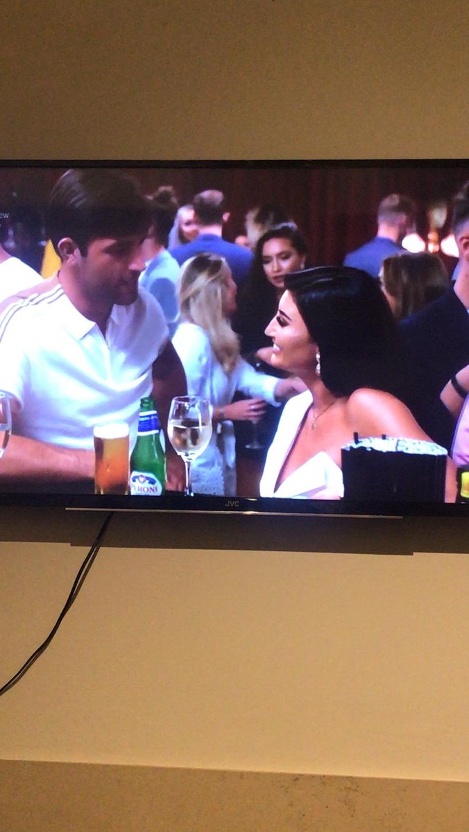 Caoneyxx's tweet photo. Hi me 😂😂 #CelebsGoDating https://t.co/Dt031oUQgL