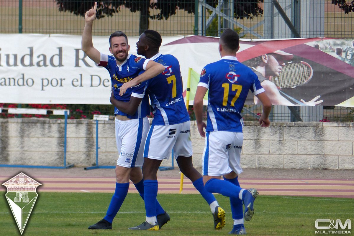 Se marcha una leyenda del fútbol de Ciudad Real. Sólo podemos tener palabras de agradecimiento a un gran profesional pero sobre todo a una gran persona. Un ejemplo de lucha y promesa. Ha sido un honor y un orgullo que hayas defendido nuestra camiseta <a href="/CarlosCcamnar/">Carlos Camacho</a>