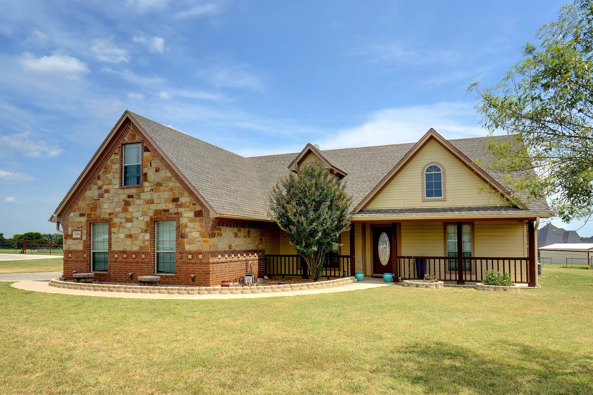 CozRob's tweet image. Beautiful country home! I already feel relaxed just looking at it. You can also feel relaxed knowing our photography will always make your listings look beautiful. #professionalphotography #realestatephotography #realestate #countryhome #beautifulhomes #Springtown #relaxing