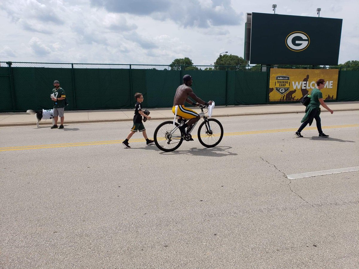 JillEllenS's tweet photo. So happy my kids were able to get a player to ride their bike back from practice after waiting in that heat today.  Lifetime memories were made. Love this tradition and many thanks for the great Packers that participate. https://t.co/xiUkr1cRlA