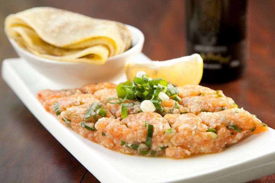 Manish_SP's tweet photo. Nosso Kibe Cru de Salmão é feito com salmão picado na ponta da faca e temperado com trigo branco e especiarias. Uma receita da casa que você precisa provar 💚
.⠀
.⠀
.⠀
.⠀
#Manish #CulináriaÁrabe #ArabicFood #OrganicFood #Libanês #Líbano #Tradição https://t.co/3JwrtqVDdC