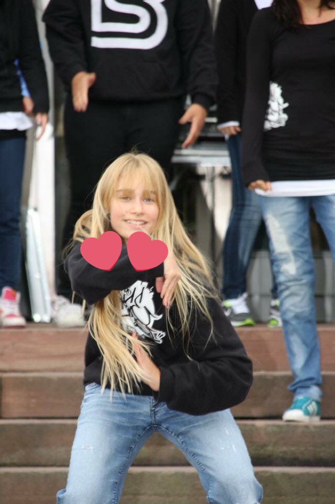 cfsinadeinert's tweet photo. Sabemos que vocês amam fotos antigas da Sina, então trouxemos mais uma meta. DUZENTOS rt’s e CENTO E CINQUENTA comentários para liberarmos essas, conseguem? #MPN #NowUnited #Uniters https://t.co/jdVjCz0IjA