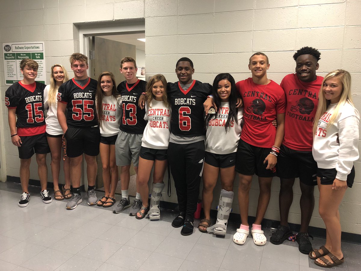 JackieRaley's tweet photo. Shout out to these Bobcats for getting up extra early today to open car doors for our friends at Ritta! ❤️😻😍💯👏🏻 https://t.co/nwxG9pStYQ