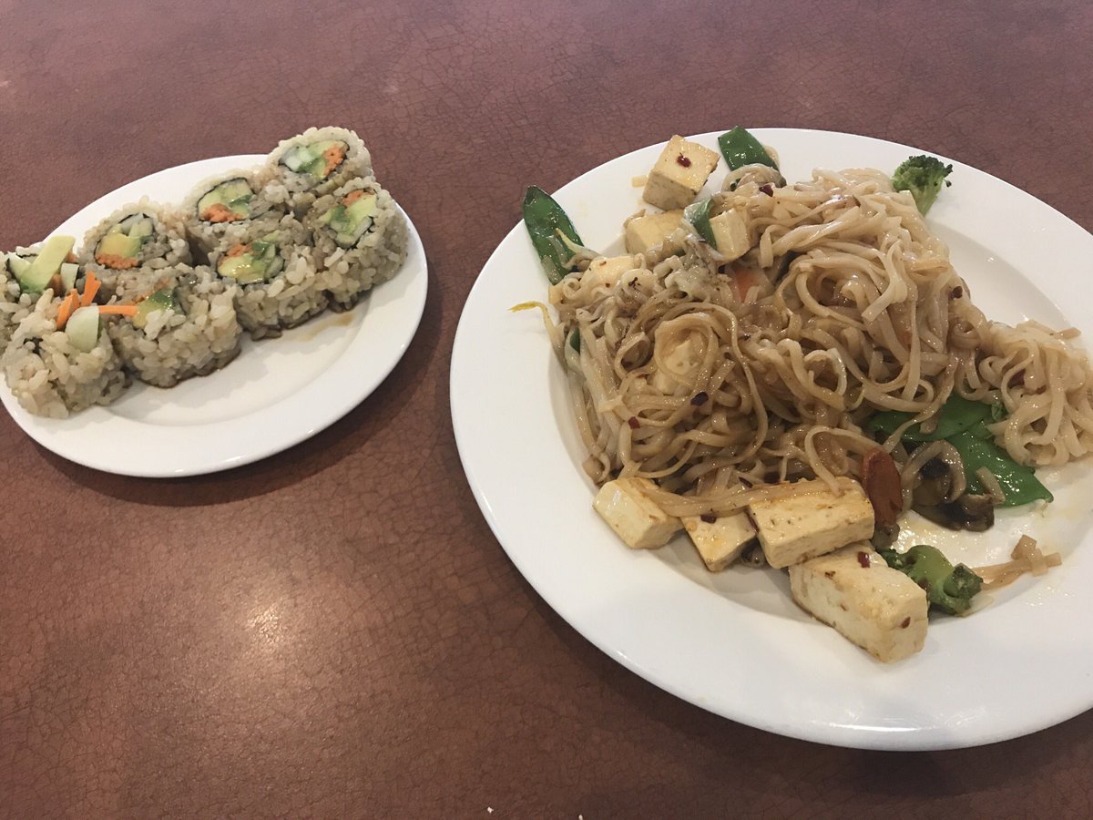 MsTaylorsOwls's tweet photo. #mtasummer can I get an ooooooh yeah for all of the delicious vegan options at summer conference this year?? Every meal today has been on point! Not the college cafe food I ever remember having! #veganeats #imlearningtoo #butfoodthough https://t.co/OrlFDPKADZ