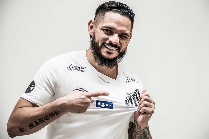 Hoje a ficha realmente caiu. Estou de volta para casa! Muito feliz em voltar a vestir essa camisa tão consagrada! Fui recebido muito bem por jogadores, comissão técnica e funcionários. É seguir trabalhando muito forte!

 #SantosSempreSantos⚪️⚫️🐳 

📸 <a href="/ivanstorti/">Ivan Storti</a> 👏👏 <a href="/SantosFC/">Santos FC</a>
