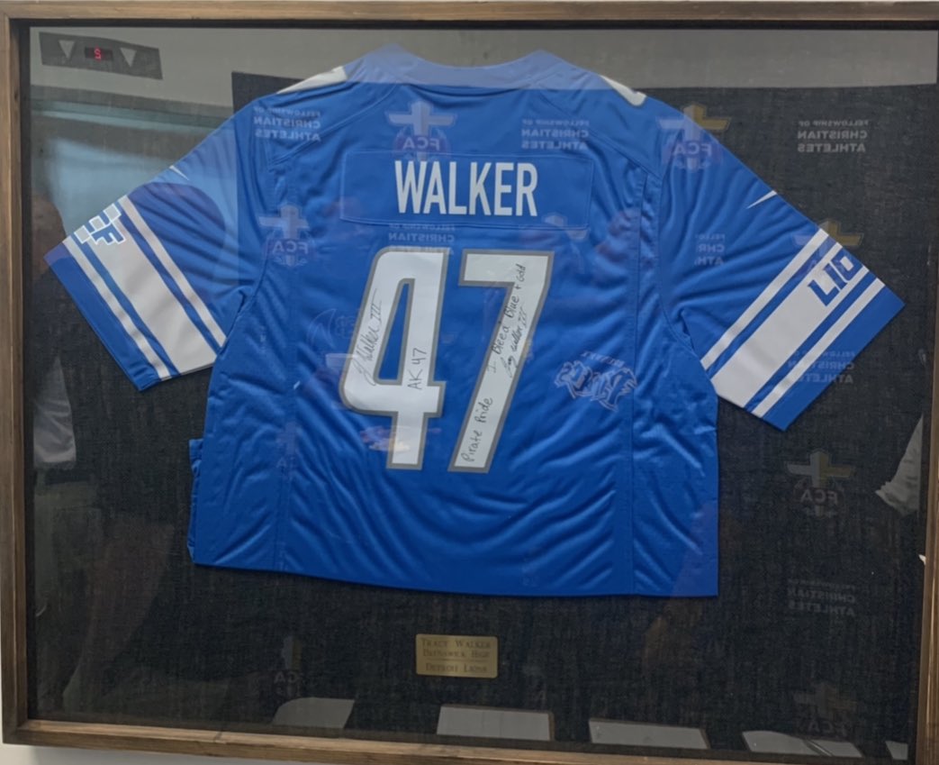 vaughn_coach's tweet photo. When you have legends you honor them.  @BigPlaySlay23 @JustinColeman27 @TracyWalkerIII 
We are working to keep the tradition alive. Countdown ⏳
#DBHighSchool
#PiratePride
#LionsDen
#Big3DB
#AnchorDown
#AllAboutTheFamily19 https://t.co/NVEQxdjDHu