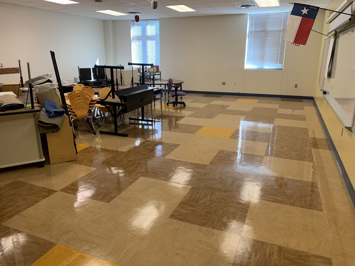 MissSmithsKids's tweet photo. First day of New Teacher Orientation ✅ 

I met some of my amazing coworkers and saw my classroom! I love it!! “There’s so much room for activities!” 😂 I’ve also started to work on my “teacher face” 🤣 lol 

 I hope you guys are having a wonderful Monday! ❤️ #MissSmithsClass🍎 https://t.co/PFkjNZBst9