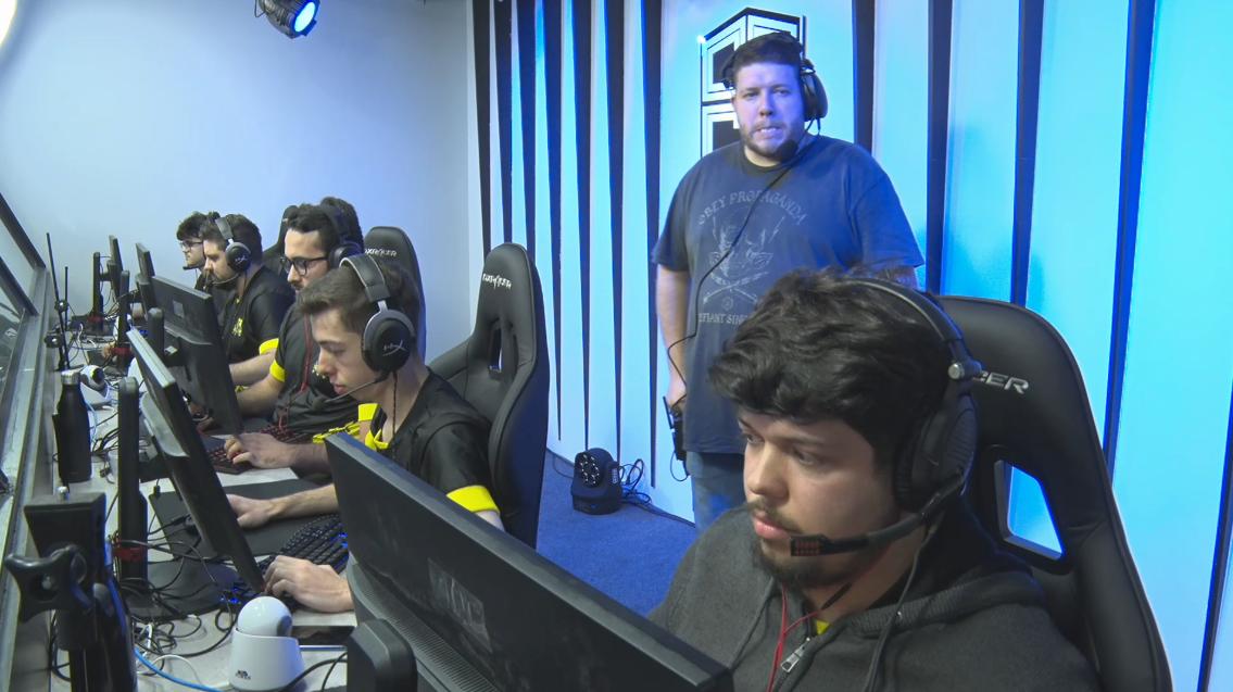 CBCS's tweet photo. Do outro lado do estúdio, a @evidenceesports também já está pronta para mandar muita bala no server!
Acha que o esquadrão amarelo e preto vai levar os três pontos pra casa? Torça com a #GoEvidence
#CBCS https://t.co/95zi3Z7e4Z