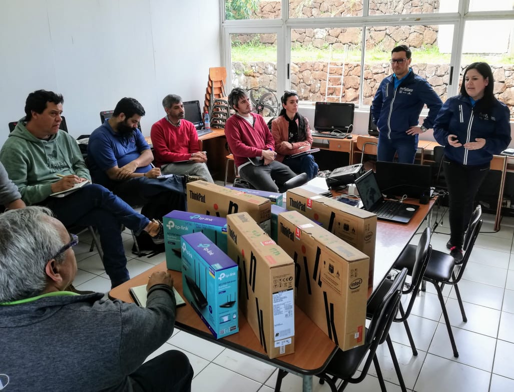 FTMovistarCL's tweet photo. ¡Iorana!🌺Hoy celebramos la llegada de #ProFuturo a Rapa Nui, para dar inicio a la primera de las tres jornadas de formación a 10 profesores de la isla en el uso de herramientas y metodologías de la Plataforma de Gestión de Clases @ProFuturo_  mediante la #tecnología.💻👏😊 https://t.co/evjMPTfCwA