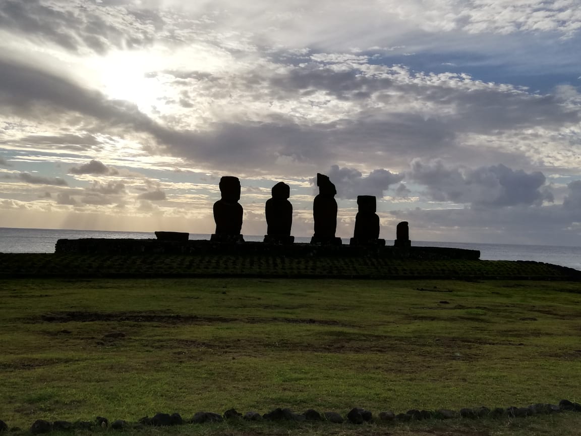 FTMovistarCL's tweet photo. ¡Iorana!🌺Hoy celebramos la llegada de #ProFuturo a Rapa Nui, para dar inicio a la primera de las tres jornadas de formación a 10 profesores de la isla en el uso de herramientas y metodologías de la Plataforma de Gestión de Clases @ProFuturo_  mediante la #tecnología.💻👏😊 https://t.co/evjMPTfCwA