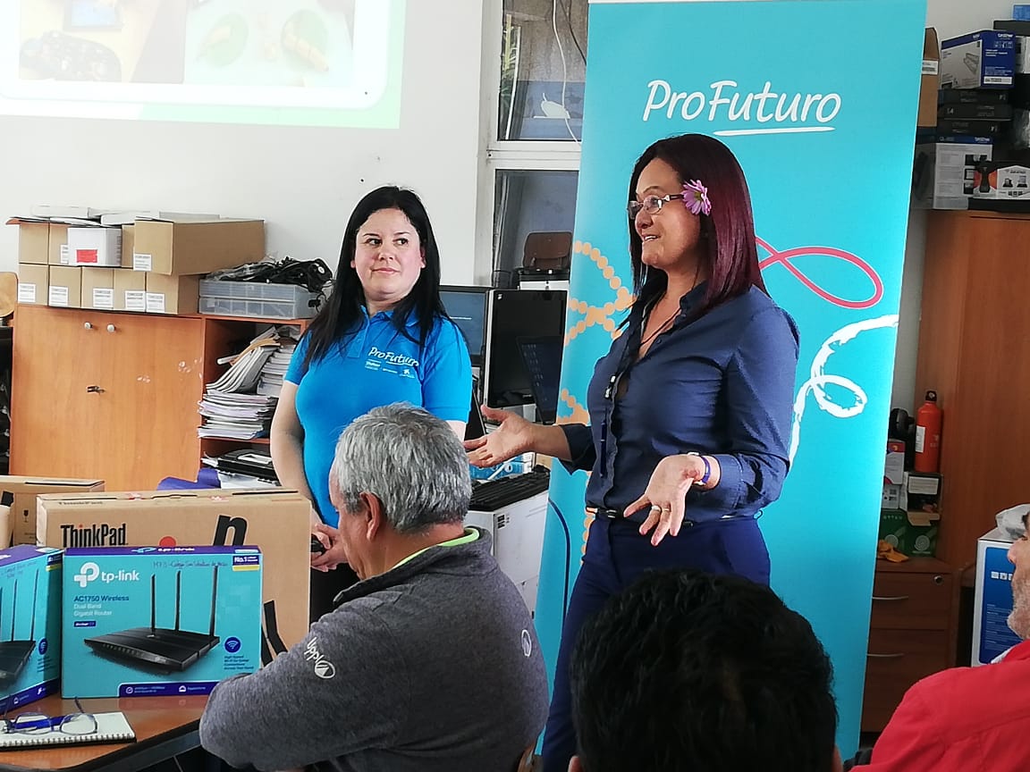 FTMovistarCL's tweet photo. ¡Iorana!🌺Hoy celebramos la llegada de #ProFuturo a Rapa Nui, para dar inicio a la primera de las tres jornadas de formación a 10 profesores de la isla en el uso de herramientas y metodologías de la Plataforma de Gestión de Clases @ProFuturo_  mediante la #tecnología.💻👏😊 https://t.co/evjMPTfCwA