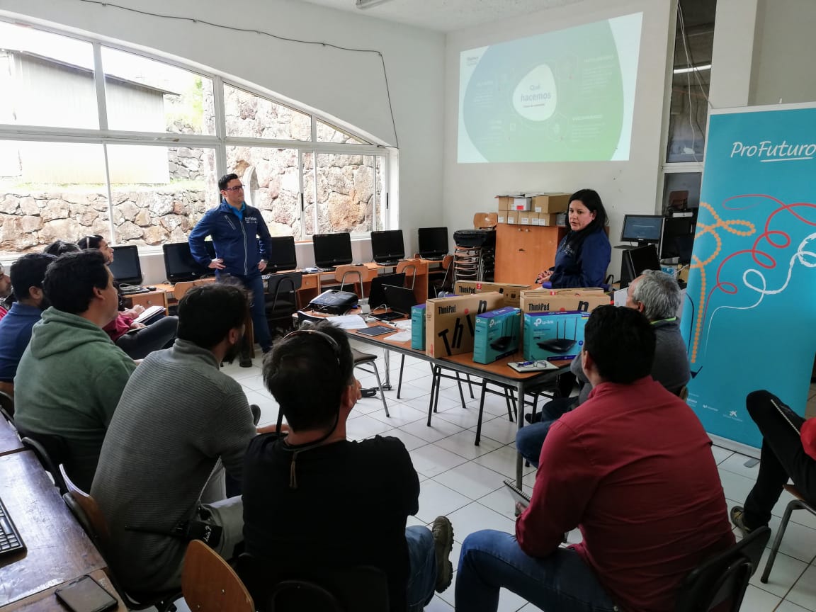 FTMovistarCL's tweet photo. ¡Iorana!🌺Hoy celebramos la llegada de #ProFuturo a Rapa Nui, para dar inicio a la primera de las tres jornadas de formación a 10 profesores de la isla en el uso de herramientas y metodologías de la Plataforma de Gestión de Clases @ProFuturo_  mediante la #tecnología.💻👏😊 https://t.co/evjMPTfCwA