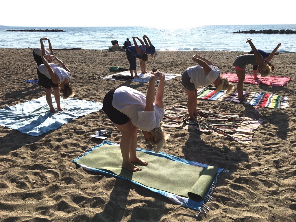 ETNmillette's tweet photo. Happiness is:

Leaving late (as usual) for my next shoot but then hitting every single green light in route. I got to Michael Plasha’s beach #yoga class early at @PresqueIsleSP. #Namaste #OnAssignment #ErieGram #MyErie #NWPAOut #PresqueIsle https://t.co/WuFErqjyr2