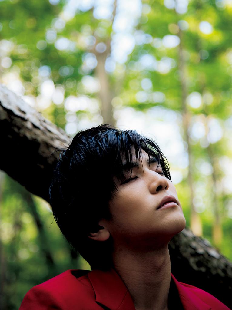 vivi_magazine's tweet photo. 岩田剛典さん(@T_IWATA_EX_3JSB)の写真集をチラ見せ！岩田さんの「ずっと挑んでみたかった、新しい自分」を拝んで、今日も1日頑張りましょ♡ https://t.co/GURlsRBSUi