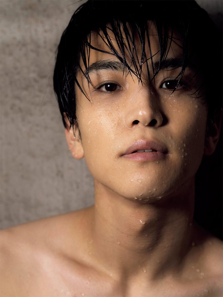 vivi_magazine's tweet photo. 岩田剛典さん(@T_IWATA_EX_3JSB)の写真集をチラ見せ！岩田さんの「ずっと挑んでみたかった、新しい自分」を拝んで、今日も1日頑張りましょ♡ https://t.co/GURlsRBSUi