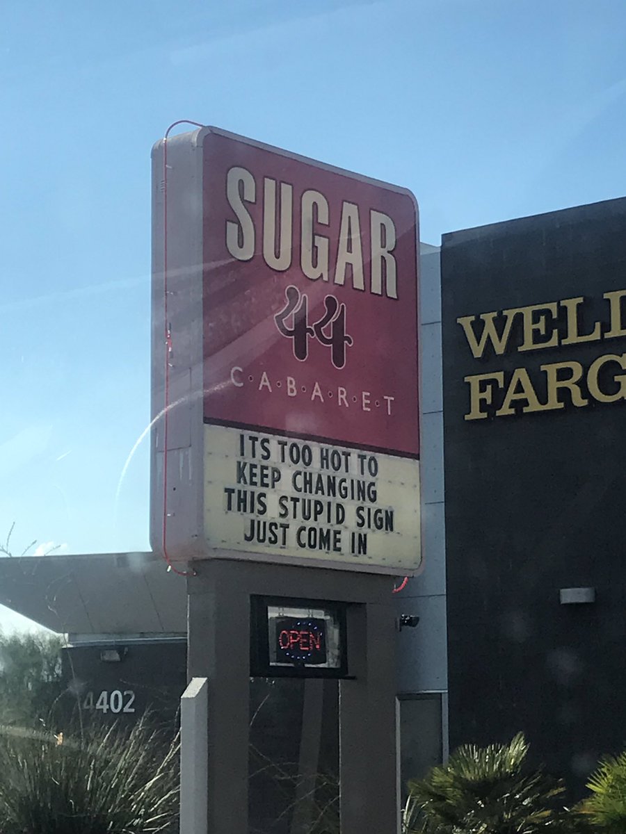 KimPowellTV's tweet image. Advertising in #Phoenix at its finest. 😂🥵 #Arizona