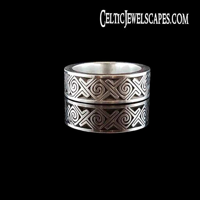 Back to the basics with our beautiful Aberlemno ring! This one reminds me of the drawings of ancient cave people! The lines and curves form a simplistic but beautiful design.

#celticjewelscapes #rsgcommunity #ancientcivilization #ancientaurajewelry #abe… ift.tt/2T6gp7l