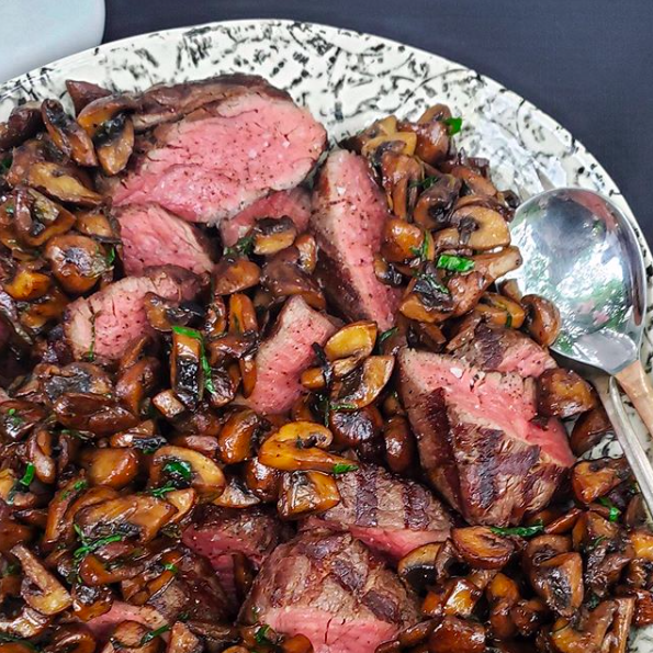 jackandlilTO's tweet photo. Bring on the beef! ⠀⠀⠀⠀⠀⠀⠀⠀⠀

Savoury grilled beef tenderloin with sautéed mushrooms, thyme and jus, ready to be devoured. ⠀⠀⠀⠀⠀⠀⠀⠀⠀

Tag someone you’d share this dish with!

#jackandlils https://t.co/vFqQlgTBG3