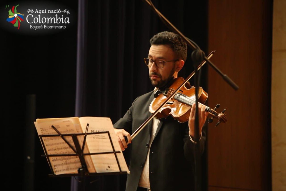 Después de seis días de reflexión en el Congreso Int. Bicentenario con respecto a lo que hemos construido y al gran futuro que le espera a nuestra tierra, la Orquesta de Cámara Orfeo ha sido la elegida para clausurar a la altura.

¡Majestuoso! 

#AquíNacióColombia