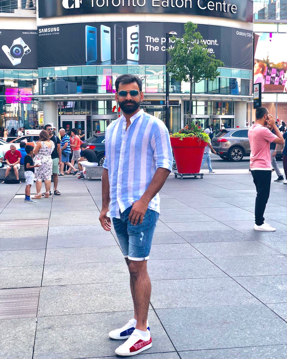 MHafeez22's tweet photo. Young Street #Toronto #Shopping https://t.co/mU9F82RtTI