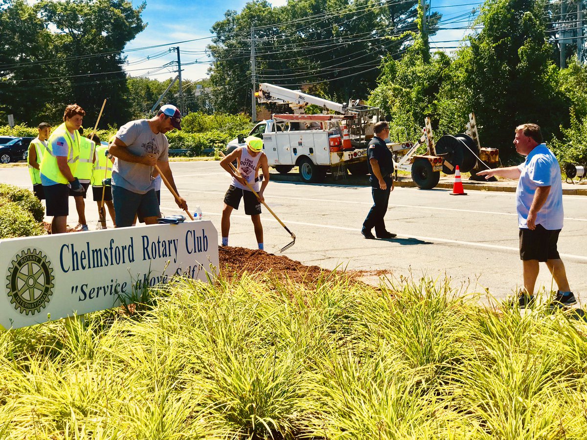 dr_hirsch's tweet photo. Nice job by the CHS @ChelmsfordFb team volunteers cleaning up and spreading mulch at the Chelmsford Rotary Club’s island spot in town with Superintendent @drjaylang Coach Peterson and Brian Curley, with Officer Sullivan from the @ChelmsfordPD watching over everyone! #askCPS https://t.co/y95D7K4215