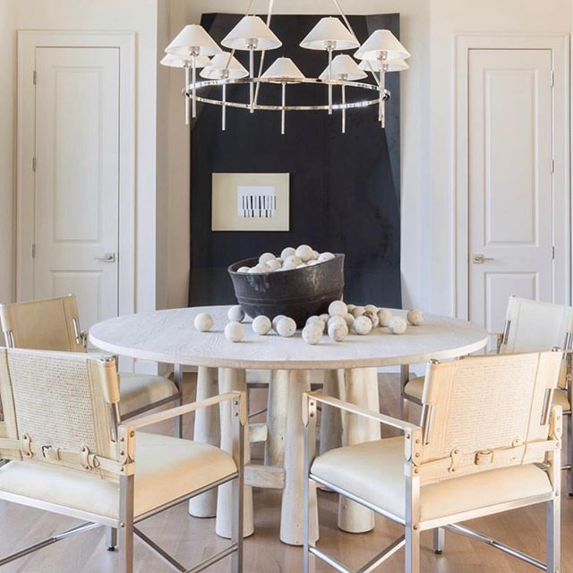 TheScoutGuide's tweet image. Monday mood: monochrome with a dash of drama. Design: @seanandersondesign of @tsgmemphisoxford | 📷: @alyssarosenheck #TheScoutGuide #interiordesign #designanddecor #neutrals bit.ly/33gO6aL