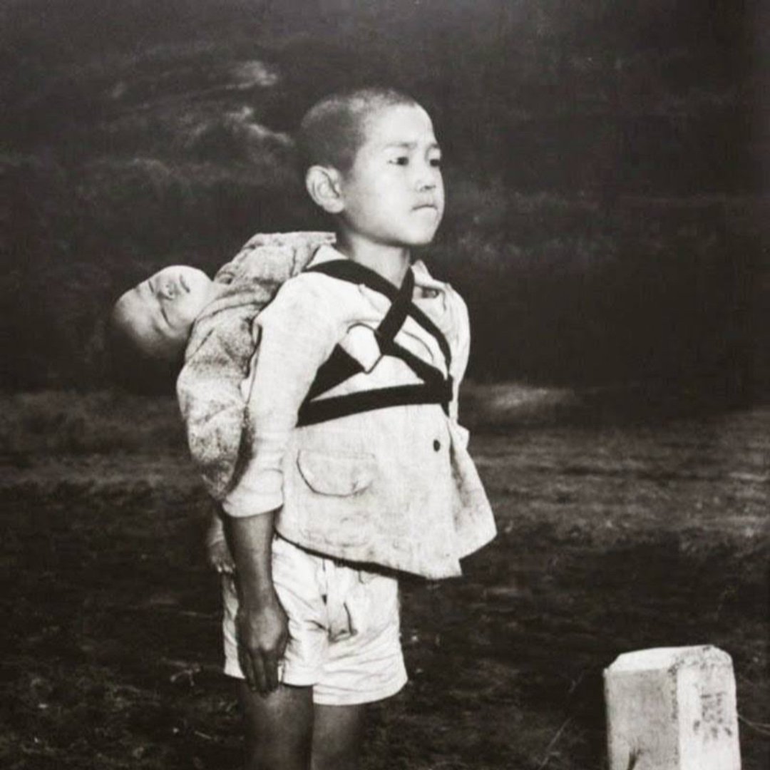 cannibaliere's tweet photo. La foto simbolo dei terribili effetti delle #bombeatomiche di #hiroshima e #nagasaki. Il ragazzo giapponese porta suo fratello morto sulle spalle in attesa della cremazione.

#6agosto 
#hiroshima #nagasaki #bombeatomiche #war 
#cannibaliere #cronacheribelli https://t.co/H1IcPkWHWr