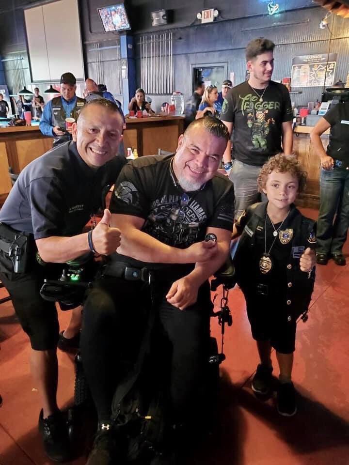 HouPDwifeSheri's tweet photo. An angel, #abigail758 blessed our hero, by taking a pic with him! So proud of these humans! #NeverQuit #RelentlessDefender #RonnyStrong
🖤💙🖤 https://t.co/B4BI8NFqDf