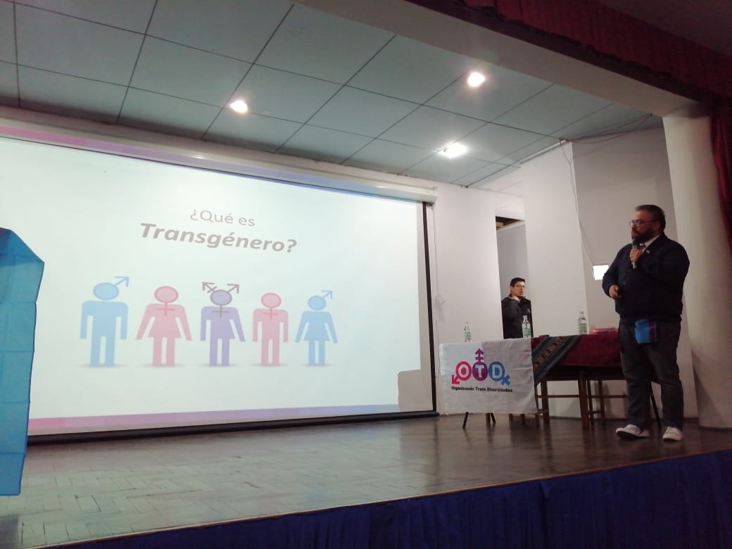 OTDChile's tweet photo. Exponiendo @francofuica
Coordinador de Políticas públicas y legislación, sobre  diversidades de género y  discriminación en la Biblioteca de la @MuniArica en #ColoquioDeNiñezLGBTI organizado por la Oficina Comunal de Infancia.
#IdentidadParaTodes https://t.co/aZfZCUFGvb